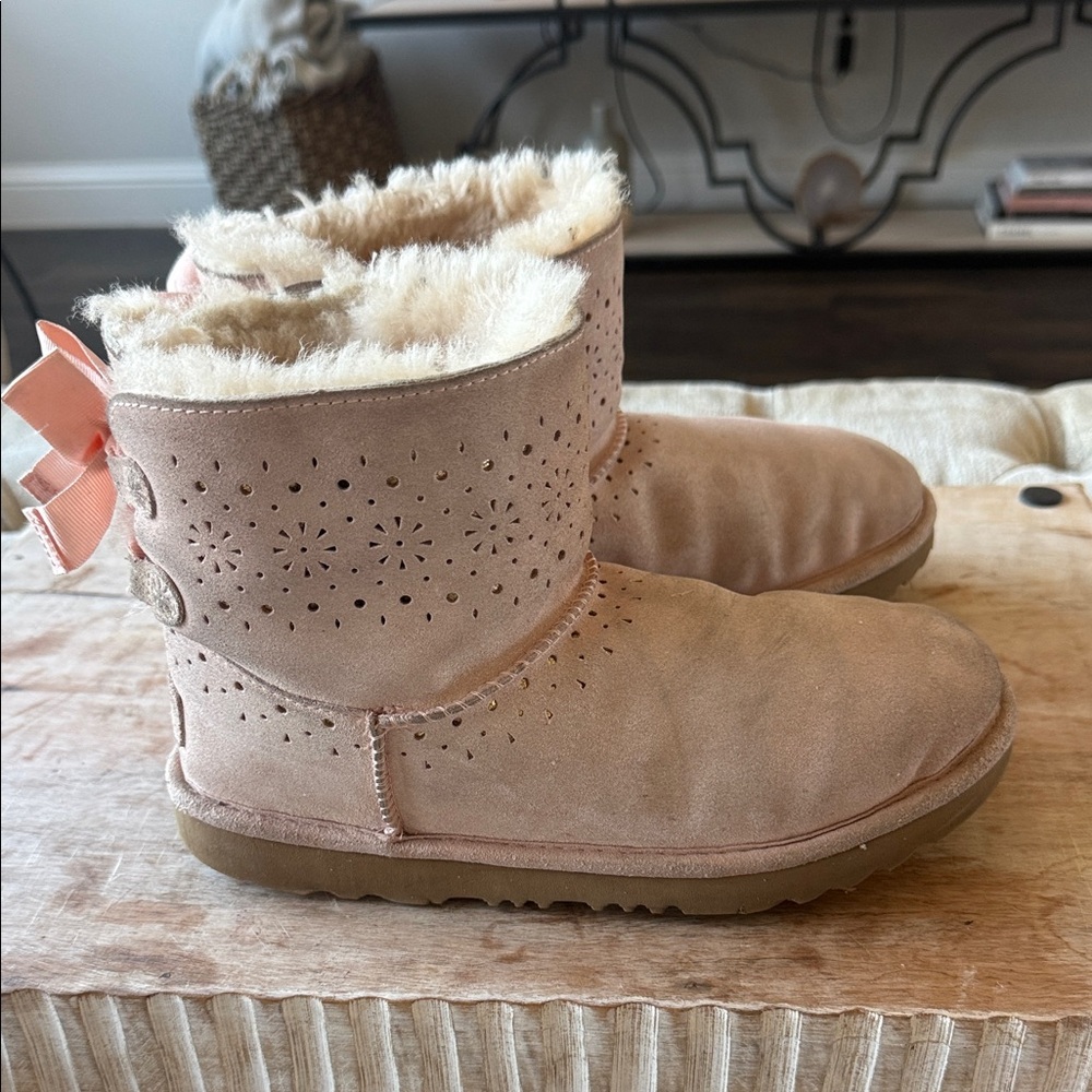 UGG women’s 6 Pink Suede Boots with Gold‎ Logo - Picture 4 of 6